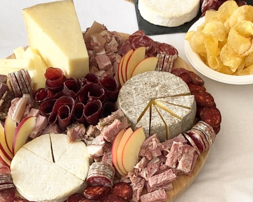 Comment faire un beau plateau de charcuterie et de fromages